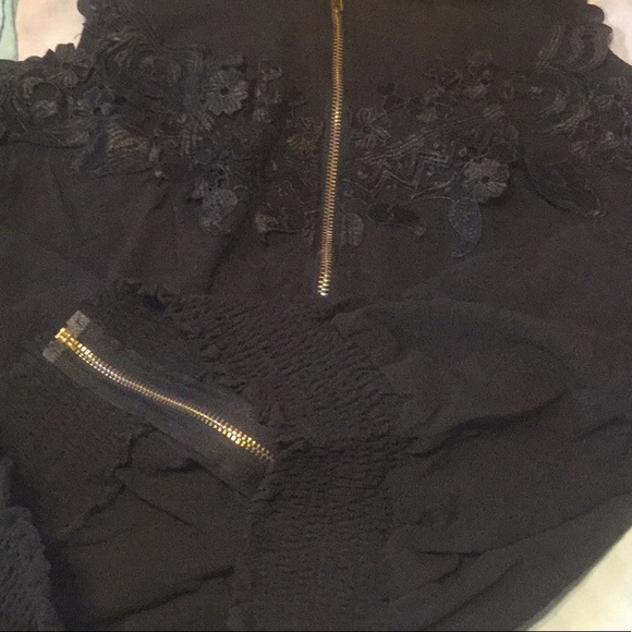 LAST 1💗FLATTERING BLACK COLD SHOULDER ZIP UP  TOP - Picture 7 of 8